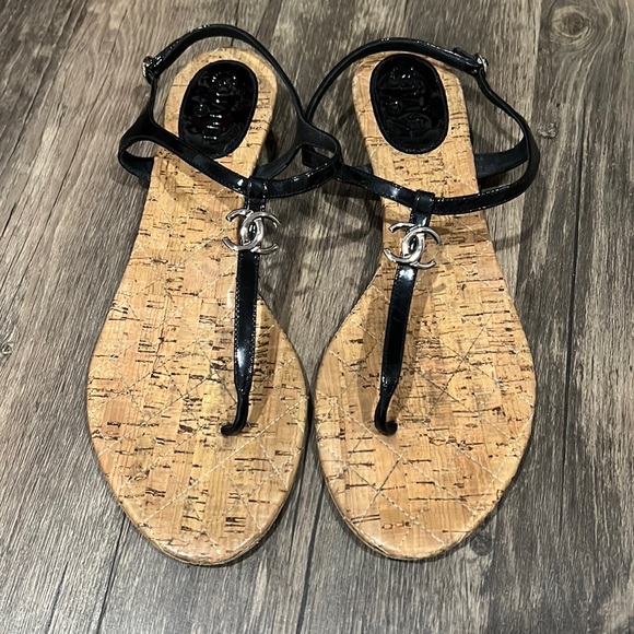 CHANEL cork & black patent with silver CC sandal - Picture 1 of 3